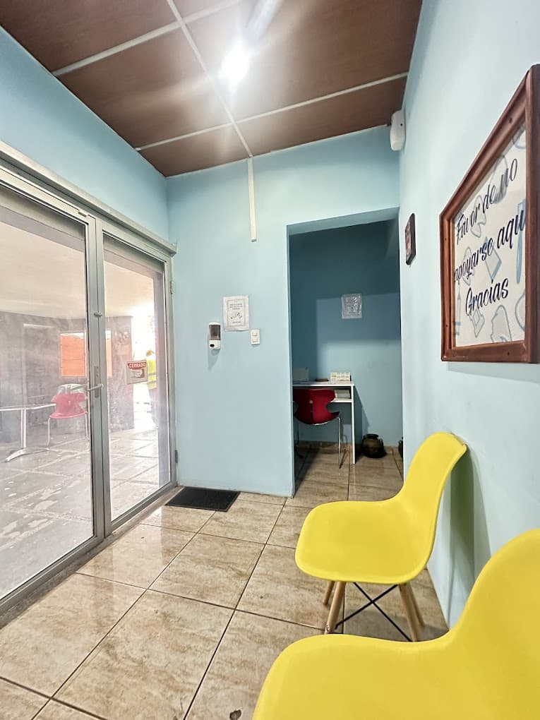 Sala de espera de la Clínica Odontológica Dr. Jaime Bran